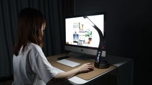 Đèn LED bàn đọc sách cảm ứng  Wilit - tích hợp màn hình HD và Sạc không dây