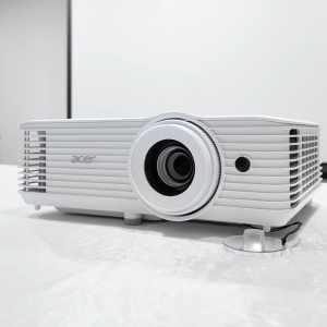 Acer H6805BDa 4K Gaming Projector Wireless โปรเจคเตอร์ เครื่องฉาย 4K UHD (3840x2160) 4000 Ansi Lumens (Gaming Pro 240Hz/8.4ms Home Theater/ดูหนัง สู้แสง สำหรับห้องประชุมผู้บริหาร/ร้านอาหาร ดูบอล ออกใบกำกับภาษีได้ ประกันศูนย์ 3 ปี On-site Service)