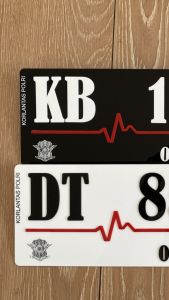 Plat Nomor Mobil Putih Akrilik Font Baru Timbul Custom Variasi Garis Merah Mewah Acrylic Copot Pasang / Plat Nomor Mobil Terbaru Putih Timbul Ukuran Standart Tidak Nyala