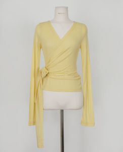 เสื้อยืดคอวีแขนยาวสไตล์เกาหลีสำหรับผู้หญิง ทรงเข้ารูป ดีไซน์เก๋ไก๋ ผ้าผสมโพลีเอสเตอร์และโพลีเอสเตอร์ผสม แขนยาว ปกติ