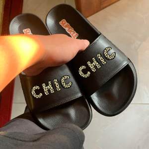 SANDAL SELOP PRIA TERBARU / SANDA SELIP PRIA TERBARU / SANDAL SLIDE PRIA TERBARU MOTIF CHIC MACAN FLEUR CLUB PVC EVA ANTI SLIP