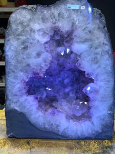 土型🔮天然紫晶洞 骨干紫晶 共生钛晶体 底部共生绿幽灵 大颗晶洞磁场🧭更强  💦风水五行“水+土” 💯天然紫水晶洞 晶牙晶体非常光泽通透 骨干紫晶✅ 钛晶+黄娇花加持天然矿💰💰💰边部也带有薄皮玛瑙 右侧底部带一颗玛瑙绿幽灵眼👀 (如定制实木底座另加RM60⬅️双喜福利价）  高height: 52cm  宽width: 43x21cm  洞深hole: 10cm  重weight: 64.8kg