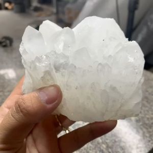 1 viên đá thạch anh trắng tự nhiên dùng làm trang trí decor thanh tẩy ( đá thật chuẩn việt )k96 500g