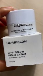 [BPOM] HERBIGLOW Whiteglow Night Cream FREE DAY TINTED SUNSCREEN\\n\\n Apa itu Krim Malam HERBIGLOW Whiteglow Night Cream?\\n\\nHERBIGLOW Whiteglow Night Cream adalah krim malam yang dirancang khusus untuk kulit berminyak dan berjerawat. Krim malam ini memiliki kandungan utama Chromabright yang diperkaya dengan Glutathione, Alpha Arbutin, dan Niacinamide. Krim malam ini dapat membantu kulit tampak lebih cerah, halus, dan glowing.\\n\\n Manfaat utama Krim Malam HERBIGLOW Whiteglow Night Cream\\n\\nBeberapa manfaat utama dari menggunakan HERBIGLOW Whiteglow Night Cream adalah sebagai berikut:\\n\\n- Memutihkan dan mencerahkan wajah\\n- Menutrisi dan melembabkan kulit\\n- Menghaluskan kulit\\n- Menyamarkan flek hitam dan bekas jerawat\\n\\n Tekstur & Kandungan Utama Chromabright\\n\\nHERBIGLOW Whiteglow Night Cream memiliki tekstur water-based yang mudah menyerap ke kulit. Krim malam ini mengandung Chromabright, yang merupakan campuran dari Glutathione, Alpha Arbutin, dan Niacinamide.\\n\\n Bagaimana Menggunakan Krim Malam HERBIGLOW Whiteglow Night Cream?\\n\\nBerikut adalah langkah-langkah penggunaan HERBIGLOW Whiteglow Night Cream:\\n\\n1. Bersihkan wajah dengan pembersih wajah yang sesuai dengan jenis kulit Anda.\\n2. Aplikasikan HERBIGLOW Whiteglow Night Cream pada wajah dan leher setelah membersihkan wajah.\\n3. Oleskan krim secara merata dan pijat lembut hingga krim meresap ke kulit.\\n\\nBerikut adalah beberapa tips dan trik untuk mendapatkan hasil maksimal dari HERBIGLOW Whiteglow Night Cream:\\n\\n- Gunakan krim malam ini secara rutin setiap malam sebelum tidur.\\n- Jangan lupa untuk menggunakan sunscreen saat beraktivitas di siang hari.\\n- Hindari paparan sinar matahari langsung untuk hasil yang optimal.\\n\\n Keuntungan Menggunakan Krim Malam HERBIGLOW Whiteglow Night Cream\\n\\nMenggunakan HERBIGLOW Whiteglow Night Cream dapat memberikan berbagai keuntungan bagi kulit Anda, antara lain:\\n\\n- Mencerahkan wajah dan menutrisi kulit\\n- Menghaluskan kulit dan menyamarkan flek hitam serta bekas jerawat\\n\\n Krim Malam HERBIGLOW Whiteglow Night Cream & BPOM\\n\\nHERBIGLOW Whiteglow Night Cream telah terdaftar di Badan Pengawas Obat dan Makanan (BPOM) dengan nomor NA18210107108. Ini menunjukkan bahwa produk ini telah melalui proses pengujian dan memenuhi standar keamanan dan kualitas yang ditetapkan oleh BPOM.\\n\\nKeamanan dan legalitas produk HERBIGLOW Whiteglow Night Cream telah terjamin, sehingga Anda dapat menggunakan produk ini dengan aman dan nyaman.\n}