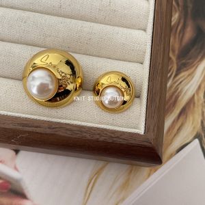 กระดุมโลหะรูปคริสตัลกลมครึ่งวงกลมสำหรับตกแต่งเสื้อโค้ทและเสื้อสูท กระดุมปักลายคริสตัลสำหรับตกแต่งเสื้อผ้า