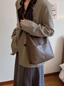 Large Capacity Shoulder Bag Womens 2023 New Autumn Winter Commuter Tote Bag Ladies Underarm Bag Simple Style Handbag