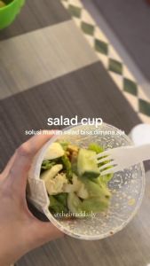 Gelas Salad Portable Plastik dengan Garpu & Tempat Saus - Praktis & Mudah Dibawa