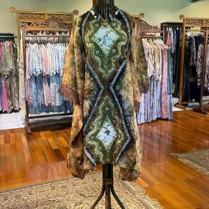 Khanisa Tunik Viscos Renda by Dian Pelangi LIMITED EDITION Blouse Baju Atasan Kemeja Blus Outfit Batik Busui Pesta Pernikahan Kondangan Kerja Kantor Casual Formal Wanita Hijaber Cantik Anggun Modis Modern Elegan Mewah Model Korea Motif Jumputan Terbaru