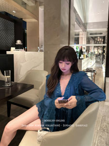 Original ดีไซน์ Roselyn Pure Desire ลูกไม้ เสื้อเชิ้ตแขนกระดิ่งนกยูงสีน้ําเงิน เซ็กซี่ เสื้อท่อนบน สําหรับหญิงสาวตัดตรงคอวีแขนยาว