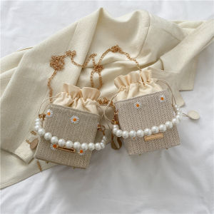 【Fashion Park】🎀 Túi Đưa Thư Mini Dây Rút Dệt Hoa Cho Nữ Mới 2023 Túi Xách Ngọc Trai Xô Túi Dệt Rơm Túi Đi Biển Ngày Lễ Túi Hộp Đeo Vai