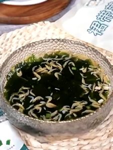 Instant seaweed shrimp soup - Convenient meal for busy people nutrition low in calories 4.5-gram