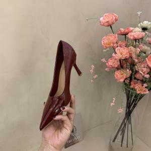 รองเท้าส้นสูงหัวแหลมสีนู้ดสำหรับผู้หญิง หนังนิ่ม ทรงหัวแหลม สีแดง เซ็กซี่ ทรงหัวแหลม ส้นสูง ทรงหัวแหลม รองเท้าแฟชั่น