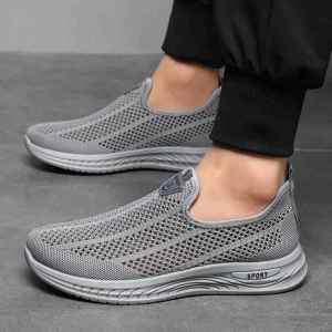 Mens Summer Breathable Mesh Sandals Outdoor Beach Water Shoes Anti-slip Hiking Clog Shoes round Toe Flat Heel Rubber Sole