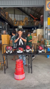 4 จังหวะ เครื่องพ่นยา ตั้งพื้น ผลิตภัณฑ์ เมตร 100 บา - 2 รุ่น รุ่น35 ถึง 50 แรง พ่นไกล 15 เมตร พ่นสูง 10 เมตร สตาทง่าย น้ำหนักเบา ง่าย คุณภาพ: ราคา 1,000 ซ่อม (แรง) คู่ความรู้: ด้ามพ่น