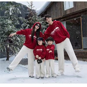 ชุดกันหนาวฤดูใบไม้ร่วงและฤดูหนาวสำหรับครอบครัวในช่วงปีใหม่ สไตล์เกาหลี ชุดสเวตเตอร์คอวีสีแดง ชุดกันหนาวสำหรับครอบครัว ชุดเด็ก ชุดคุณแม่ ชุดคุณแม่และลูก