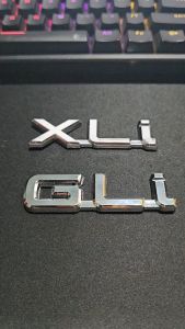Chữ nổi GL-i và XL-i được dán phía sau xe Camry