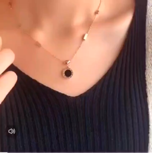 Kalung Titanium Wanita Rantai Pipih Liontin Good Luck Rose Gold Anti Karat elegan