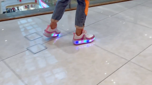 รองเท้าสเก็ตเรืองแสงสำหรับเด็กผู้หญิงสุดเท่และทันสมัย ​​รองเท้าสเก็ตเรืองแสงแบบสองล้อประดับเพชรสีชมพู รองเท้ากีฬาเด็กแบบมีล้อพับเก็บได้เรืองแสง