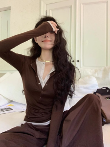 เสื้อยืดคอกลมแขนยาวผู้หญิงสไตล์อเมริกัน INS ฤดูใบไม้ร่วง 2025 ดีไซน์ไม่ซ้ำใคร เสื้อชั้นในสองชิ้นปลอม เสื้อตัวบน