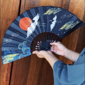 พัดสีดำ พัดจีน 13นิ้ว พัดจีนโบราณ พัด ลวดลายนกเขียนบินโฉบผงาดฟ้า พัดจีนใหญ่ พัดกังฟู พัดไม้ไผ่วัสดุผ้า