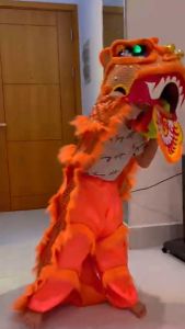 Đầu lân Lớn cho bé từ 5-8 tuổi màu HỒNG/CAM bao gôm đuôi kim sa 2 lớp dày đặn/ vải lụa phi bóng dài 1.2m mắt chớp đèn. Shop tặng kèm pin