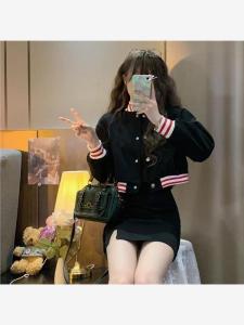 เสื้อแจ็คเก็ตเบสบอลสั้นสีดำสำหรับผู้หญิง ฤดูใบไม้ผลิ 2025 ชุดใหม่ ไซส์เล็ก ดีเทลแขนยาว วัสดุโพลีเอสเตอร์ 3 มิติ