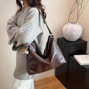 Fashionable Retro Large Capacity Commuter Tote Bag Womens Single Shoulder Student Class Casual Match Soft PU Leather Bag