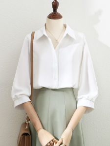 เสื้อเชิ้ตผ้าซาตินแขนสั้นทรงหลวมสไตล์เกาหลีสำหรับผู้หญิงในฤดูร้อน ทรงเข้ารูป คอวี กระดุม สีพื้น ทรงตรง