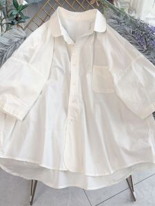 เสื้อเชิ้ตแขนสั้นผู้หญิงทรงหลวมสบายๆ สีขาว เสื้อเชิ้ตคอโปโลแขนยาวแบบลำลองสำหรับฤดูร้อน ทรงหลวม สไตล์ญี่ปุ่น ความยาวปกติ