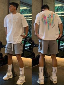 เสื้อยืดแขนสั้นสไตล์ยุโรปสําหรับผู้ชาย ฤดูร้อน ขี้เกียจรสฮ่องกงเล็ก ปกเสื้อ หลวม บุคลิกภาพความรัก ลายพิมพ์ตัวอักษร ผ้าฝ้าย