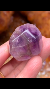 🔮Superseven 能量超七晶石🌟 放口袋✅ 手握✅ 放入晶洞、聚宝盆、消磁碗✅  【天然超七晶球｜能量强大 招财招贵人】  超七，又称“圣石”或“超级七晶”，由七种矿物自然共生，具有强大能量，融合紫晶的智慧、白晶的净化、金红石的活力，适合用来提升气场、加强财运、招贵人缘。  🔮 提升正能量与洞察力 💼 稳定事业与聚焦目标 🧘‍♀️ 加强冥想与灵性成长  每一颗纹理独特，极具收藏与疗愈价值。  💫Natural Super Seven Crystal – High Vibration W