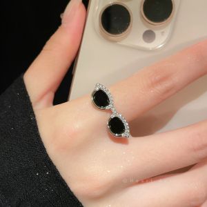 แหวนเปิดรูปแว่นตาสีดำสุดเก๋สำหรับผู้หญิงและผู้ชาย แหวนนิ้วชี้แบบมินิ แหวนนิ้วชี้สุดหรูหรา แหวนนิ้วชี้แบบเปิดรูปแว่นตาสุดเก๋