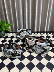 กระเป๋าใส่เครื่องสำอางผ้าไหมแบบมีเชือกผูก ความจุขนาดใหญ่ ใบปลิวแบบอเนกประสงค์สำหรับใช้ในบ้าน