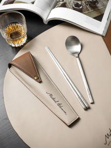 ชุดช้อนส้อมีดสแตนเลสพกพา ชุดสามชิ้นสำหรับใช้ในชีวิตประจำวัน กล่องเก็บของแบบพกพาสำหรับใช้กลางแจ้ง ชุดช้อนส้อมีดสำหรับเด็กนักเรียนและผู้สูงอายุ