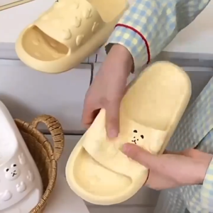 DS รองเท้าผู้หญิง รองเท้าแตะ วัสดุEVA น้ำหนักเบาหวิว นุ่มนิ่ม สวมใส่สบาย ไว้ใช้งานในบ้าน หรือสวมใส่ขนาดทำงานในอาคาร รองเท้าน่ารักออกแบบสวยงาม หนา3cm พื้นนุ่มใส่สบาย กันลื่น ลายหมีน่ารักๆ รองเท้า รองเท้าแตะ หญิง รองเท้าแตะผู้หญิง ไซส์ 36/37-44/45