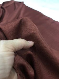 vải lụa tằm ướt loại 1 màu nâu đậm _( khổ 1m5) dày mềm rũ co dãn may đầm váy áo dài vv thời trang