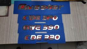 J120S01 EMBLEM MARK (UD TRUCK) NISSAN UD QUESTER KUZER CRONER 52826-98771 BONNET LORRY TRUCK AKSESORI