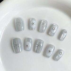 เล็บปลอมทรงสี่เหลี่ยมสั้นทำมือ 10 ชิ้น เล็บปลอมสวยงาม ลายเกล็ดหิมะเรียบง่าย เหมาะสำหรับผู้หญิง