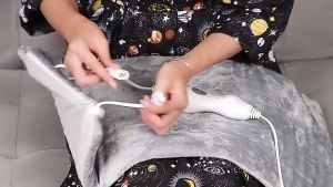 30*60cm แผ่นประคบร้อนไฟฟ้า แผ่นร้อนไฟฟ้า แผ่นประคบร้อนไฟฟ้า ลดอาการปวดกล้ามเนื้อ บรรเทาความเจ็บปวดและความเมื่อยล้า แผ่นประคบร้อนไฟฟ้า