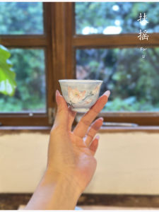 ถ้วยชงชาลายดอกไม้จันทน์สีน้ำเงินหมอกสไตล์จีนทำมือจากดินเผา ถ้วยชงชาสำหรับผู้หญิงที่มีคุณภาพสูงและสวยงาม