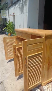 Tủ đựng giày dép gỗ chạm khắc tinh xảo với ngăn kéo và cửa cánh.