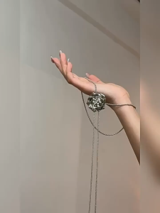 AHOURR สร้อยคอโซ่ยาวลายดอกกุหลาบระดับไฮเอนด์ สร้อยคอสไตล์หวานๆ เท่ๆ