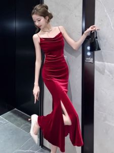 ชุดเดรสยาวผ้ากำมะหยี่สีแดงสไตล์ฝรั่งเศส ชุดเดรสสายเดี่ยวสุดหรูหราสำหรับผู้หญิงในฤดูใบไม้ร่วงและฤดูหนาว