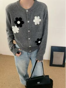 เสื้อสเวตเตอร์ถักนิตติ้งแขนยาวสไตล์หลวมๆ นุ่มๆ ดีไซน์ดอกไม้ทำมือ คอตั้ง ทรงหลวม สำหรับผู้หญิง