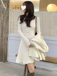 ชุดเดรสยาวคอวีแขนยาวสีขาวสไตล์ฝรั่งเศส กระโปรงทรงเอเอวสูง ผ้าถัก ฤดูใบไม้ร่วง/ฤดูหนาว ชุดเดรสผู้หญิง 2025 ใหม่