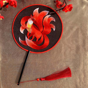 Feng พัดจีนปักลายจิ้งจอกเก้าหางสีแดงอุปกรณ์ประกอบฉากถ่ายรูปสำหรับเดินแบบกี่เพ้าพัดสไตล์โบราณสำหรับเต้นรำชุดฮั่นฝู