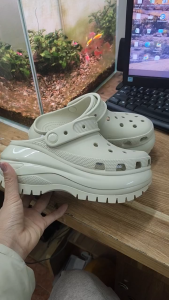 DÉP SỤC NHỰA ĐI MƯA CROCS MEGA CRUSH CAO 8CM CHO NỮ màu ĐEN
