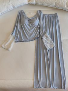 ชุดนอนผู้หญิง Modal แขนยาว ลายลูกไม้ พร้อมแผ่นเสริมหน้าอก ชุดนอนสบาย ๆ ฤดูใบไม้ผลิและฤดูใบไม้ร่วง ชุดนอนสุดหรูหรา