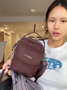 CH L06393 กระเป๋าสะพายข้าง  ผ้าไนล่อนอย่างดี  ไซส์ 5.5" (สูง 8“)   มีทั้งหมด 2 ซิป+1 ช่องกระดุมแปะ มีให้เลือกด้วยกัน 5 สี  รุ่นนี้สวยทุกสีเลยจ้าา💕