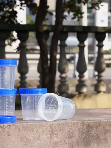 50pcs Single Use Urine Specimen Cups Screw on Leak Resistant Lid Sterile Urine Cups Graduated 40ml